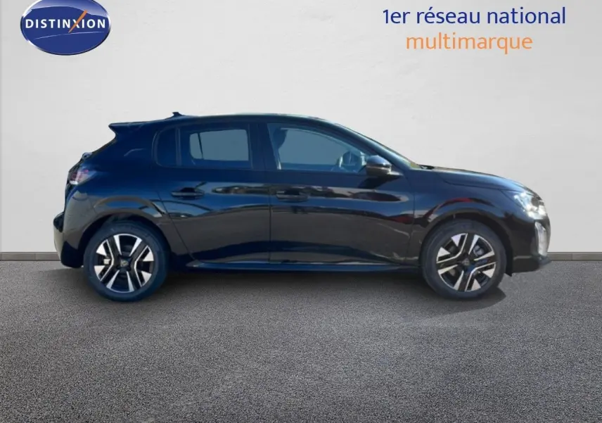 Profil côté gauche d'une Peugeot 208 Hybrid 110ch Allure noir perla metal avec jantes alliage et vitres teintées.