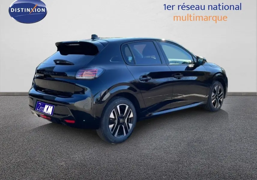 Peugeot 208 noir perla metal vue 3/4 arrière droit, jantes alliage et feux arrière LED distinctifs.