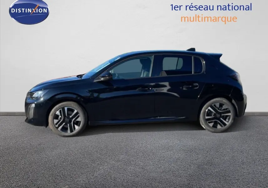 Profil droit d'une Peugeot 208 Hybrid 110ch Allure noir perla metal, avec jantes alliage et lignes modernes.