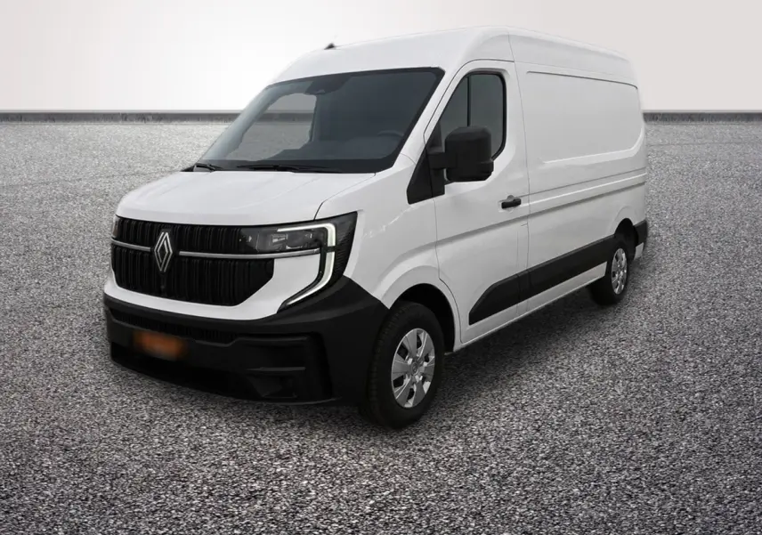 Renault Master blanc en vue 3/4 avant droit, avec calandre noire et feux LED distinctifs.