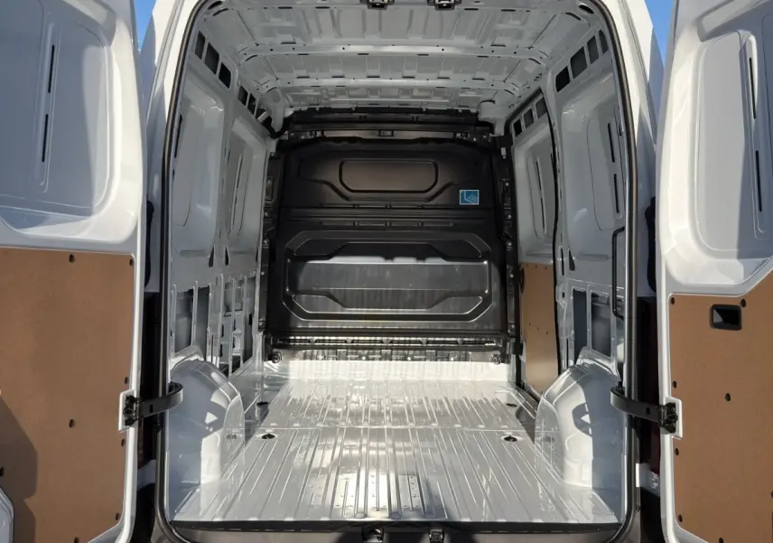 Vue arrière intérieure du Renault Master blanc 2026, montrant l'espace de chargement vide avec parois partiellement protégées.