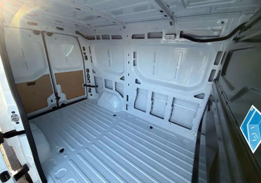 Intérieur de la zone de chargement blanc du Renault Master FG L2H2, vue depuis l'arrière avec portes ouvertes.