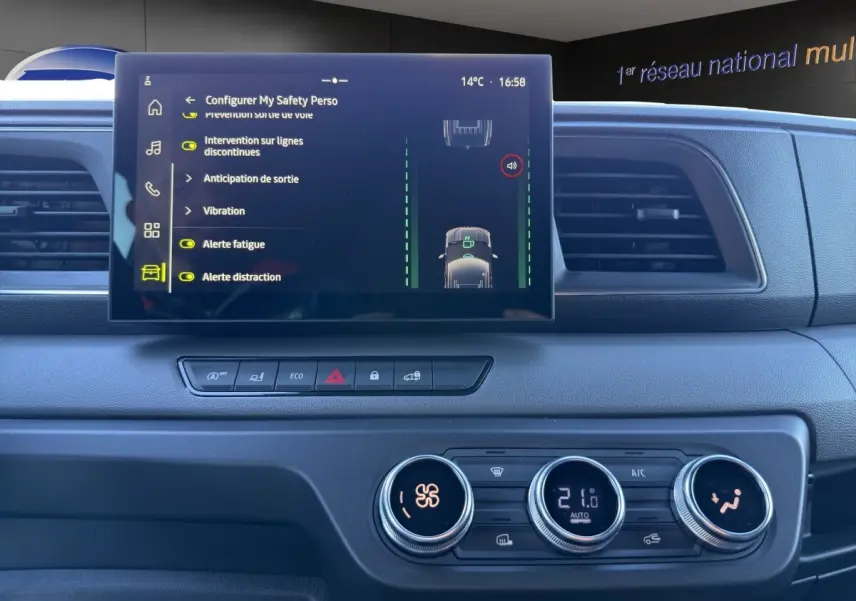 Vue rapprochée de la console centrale du Renault Master 2026, écran tactile et commandes climatisation visibles.