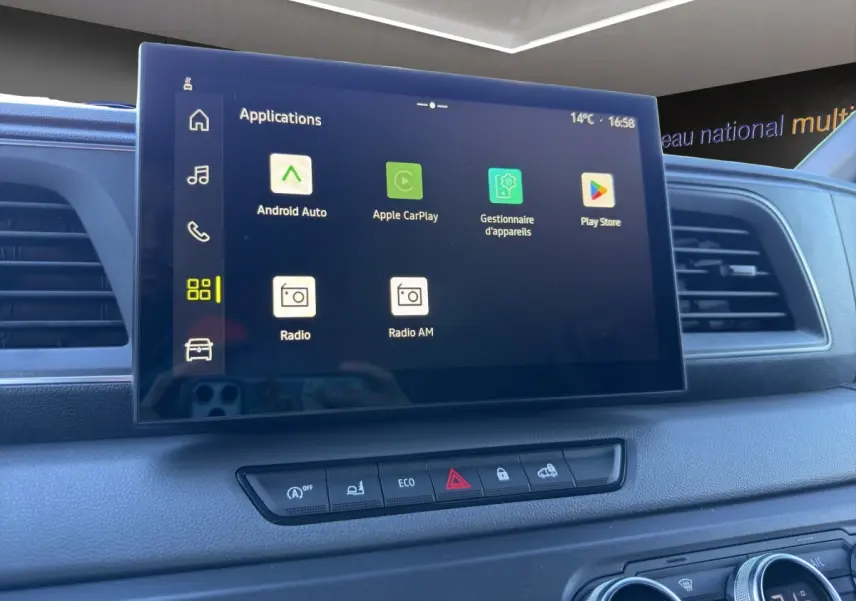 Écran tactile central du tableau de bord du Renault Master blanc, affichant les applications Android Auto et Apple CarPlay.
