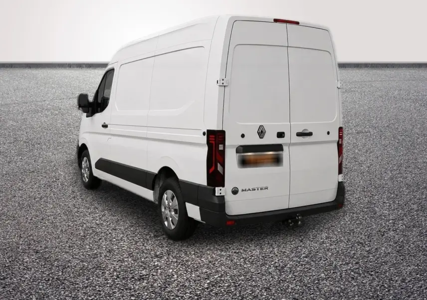 Renault Master blanc en vue 3/4 arrière droit, fourgon utilitaire avec feux arrière LED et attelage visible.