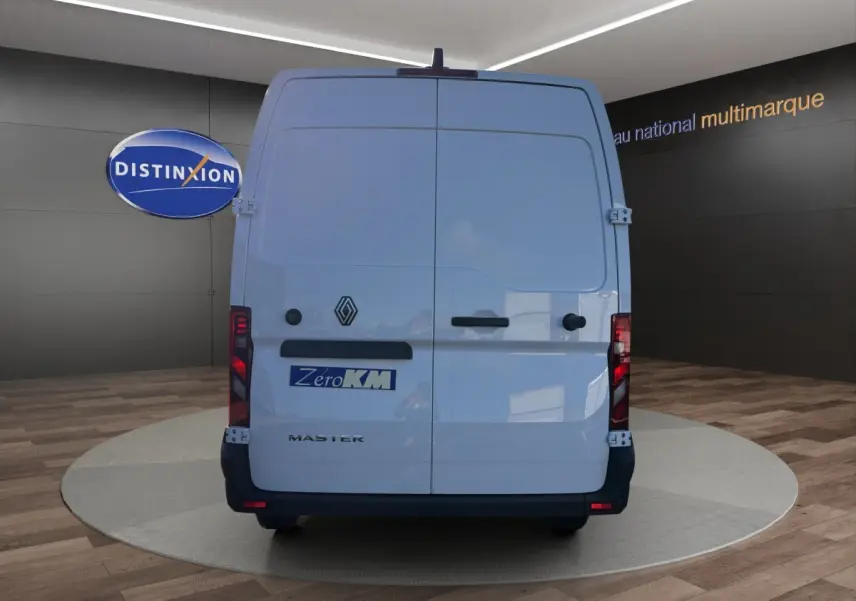 Vue arrière d’un Renault Master blanc avec portes battantes fermées et logo Zero KM visible.