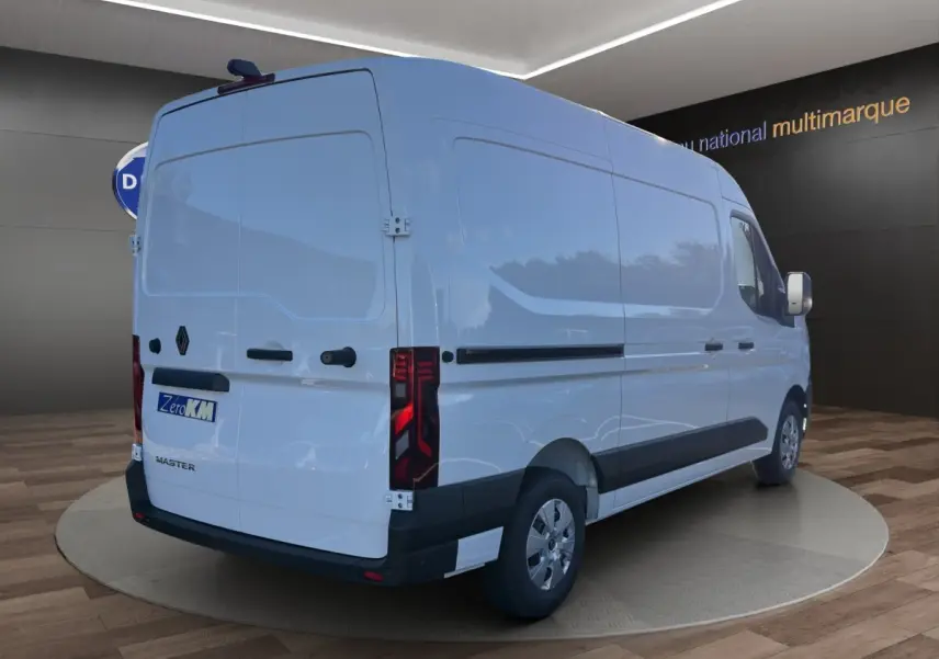 Vue 3/4 arrière droit d’un utilitaire Renault Master blanc avec feux arrière LED et protections latérales noires.