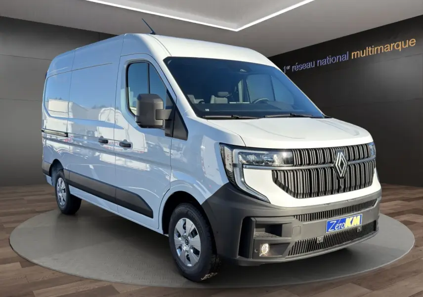 Renault Master blanc en vue 3/4 avant droit, avec calandre noire distinctive et feux LED allumés.
