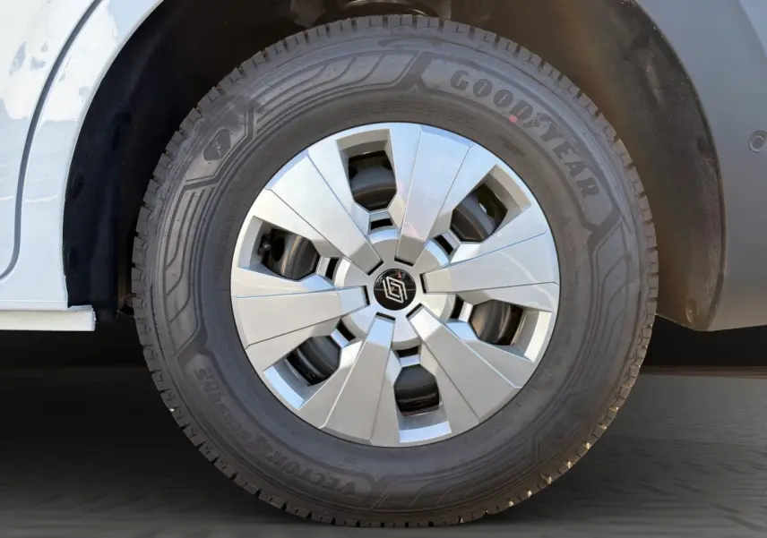Gros plan sur la roue avant droite blanche du Renault Master 2026 avec jante argentée et pneu Goodyear.