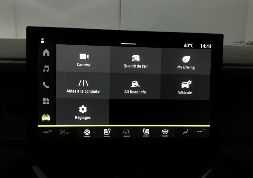 Écran tactile central du tableau de bord du Dacia Bigster 2025, affichant les options caméra, qualité de l'air et aides à la conduite.