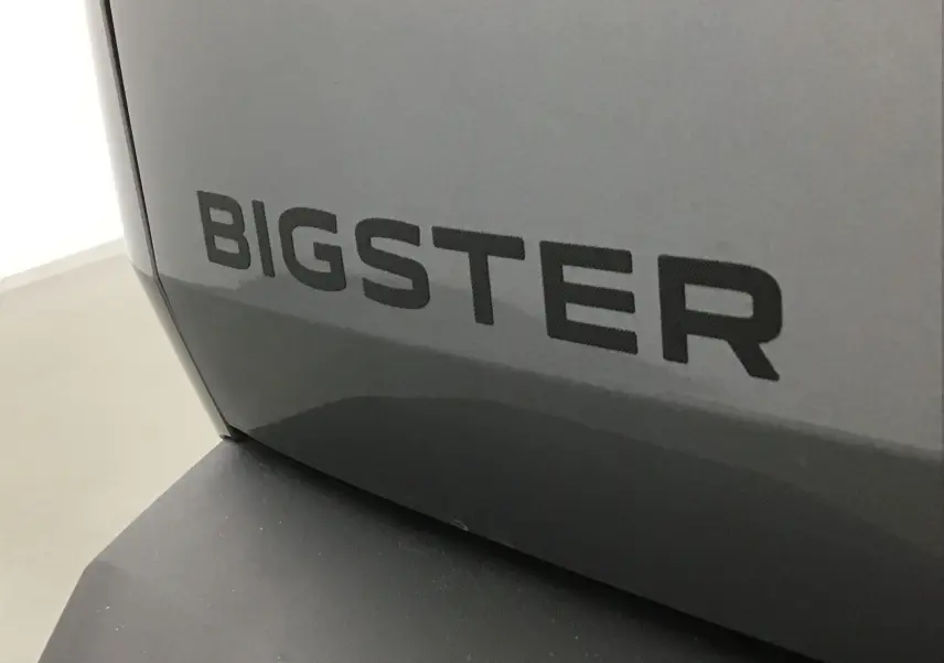 Gros plan sur l'inscription BIGSTER en gris schiste sur la partie arrière du Dacia Bigster 2025.
