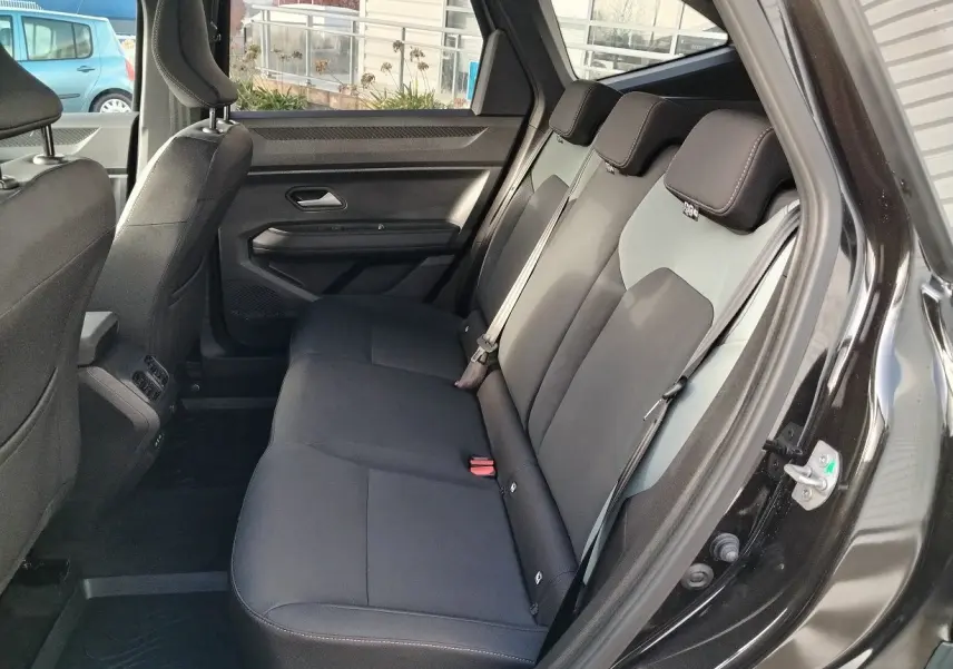 Vue côté droit de la banquette arrière noire du Dacia Bigster 2025 avec appuie-têtes et ceinture de sécurité visibles.