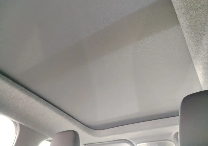 Toit ouvrant panoramique fermé à l'intérieur d'une Dacia Bigster noire, version 2025, vue du plafond intérieur.