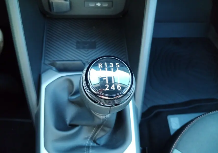 Le levier de vitesses manuelle noir de la DACIA BIGSTER 2025, vue rapprochée de la console centrale intérieure.