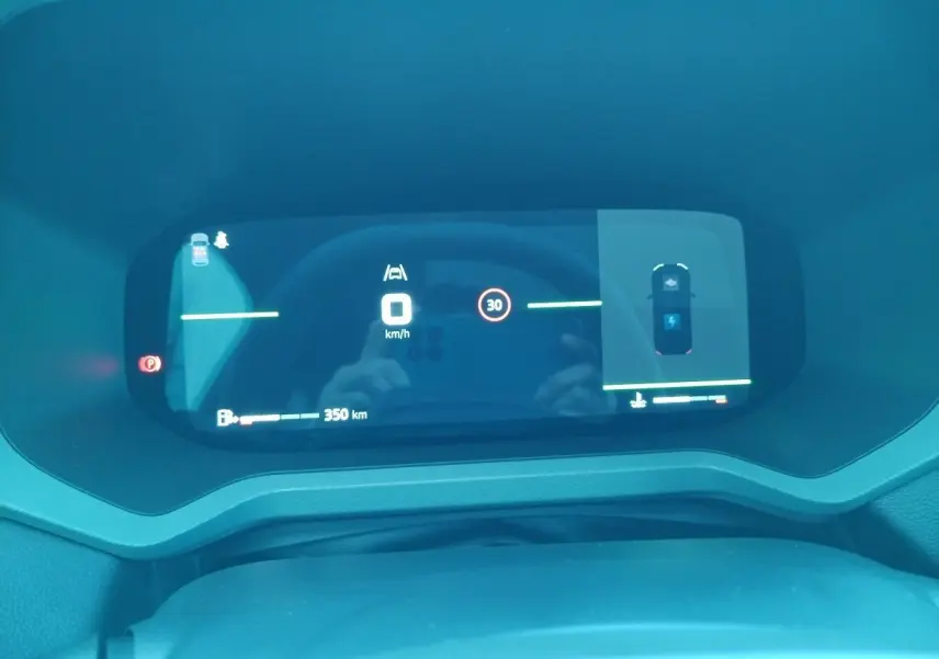 Tableau de bord numérique du Dacia Bigster 2025 affichant la vitesse à 0 km/h et l'autonomie de 350 km.