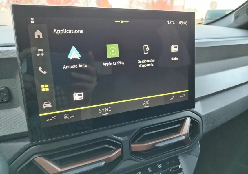 Écran tactile central affichant les applications multimédia dans l'habitacle moderne du Dacia Bigster noir 2025.