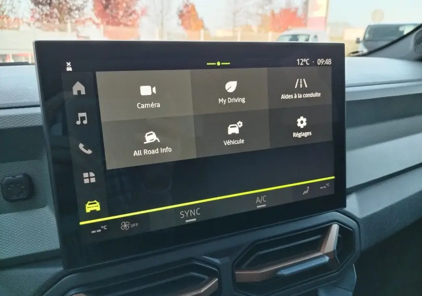 Écran tactile central du tableau de bord du Dacia Bigster 2025, affichant les options de conduite et réglages.
