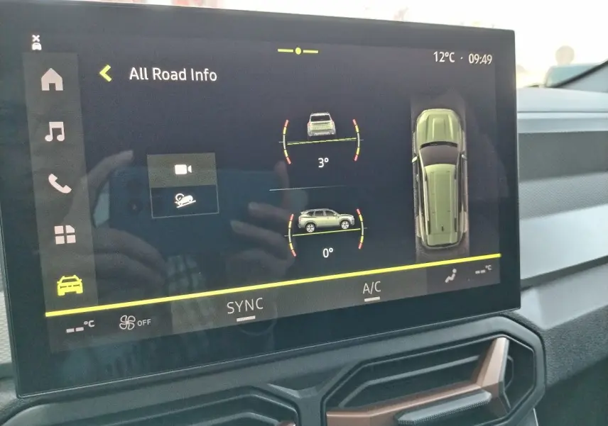 Écran tactile intérieur du Dacia Bigster 2025 affichant les informations All Road en vue de dessus, tableau de bord noir.