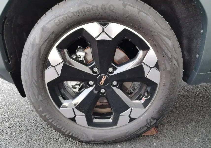Gros plan sur la roue avant droite du Dacia Bigster noir 2025, mettant en valeur la jante bi-ton moderne et le pneu Continental.