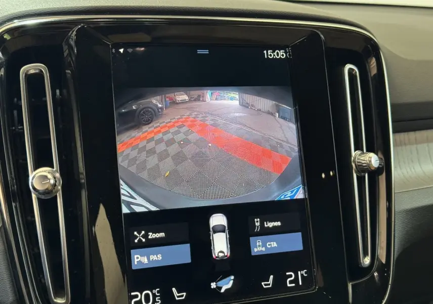 Écran tactile central du Volvo XC40 Recharge T5 montrant la caméra de recul avec aides au stationnement activées.