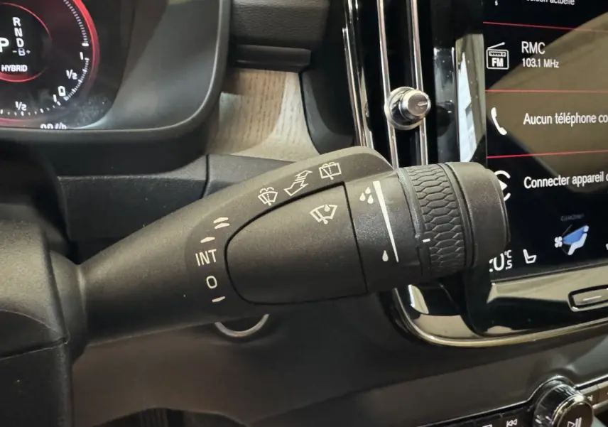 Gros plan sur la commande d'essuie-glace du Volvo XC40 Recharge T5 262 DCT7 Inscription, intérieur noir.