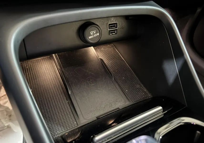 Gros plan sur la console centrale noire du Volvo XC40 Recharge T5 avec prise 12V et ports USB visibles