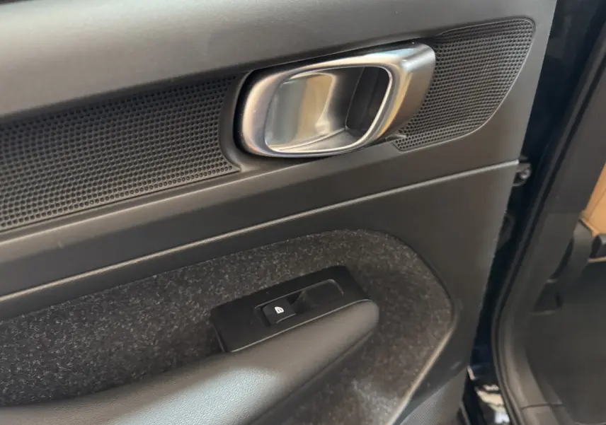 Poignée intérieure et commande de verrouillage sur la porte côté gauche d'un Volvo XC40 noir, finition Inscription.