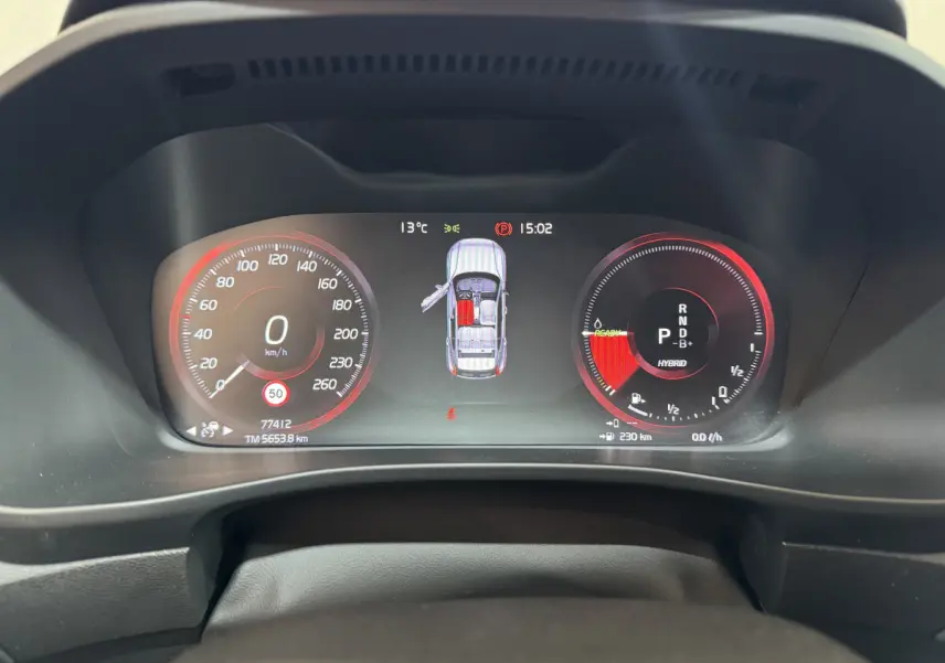 Affichage numérique du tableau de bord du Volvo XC40 Recharge T5 hybride, montrant vitesse, autonomie et mode de conduite.