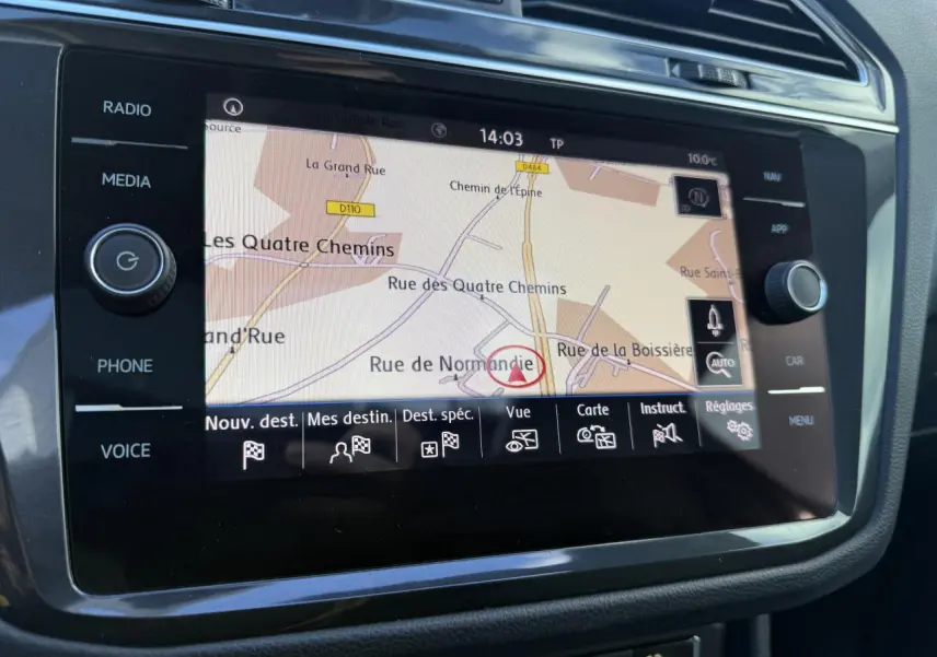 Écran tactile du système de navigation du Volkswagen Tiguan 2020 affichant une carte routière détaillée.