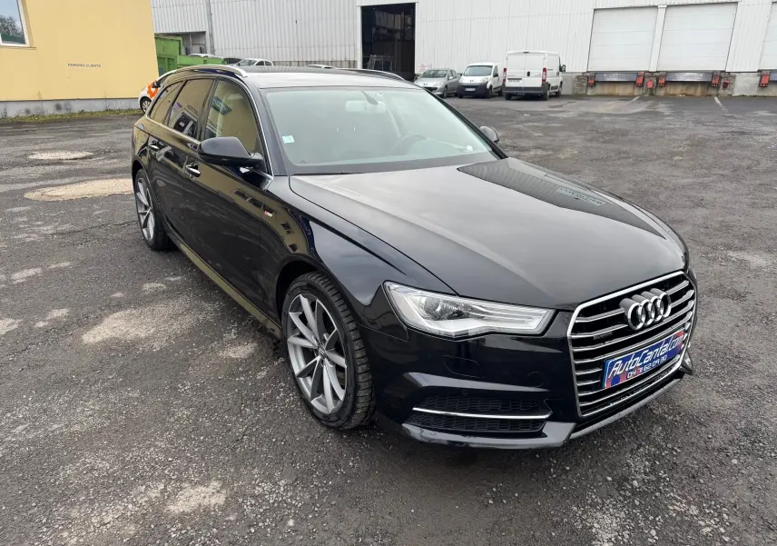 Audi A6 Avant noire vue en 3/4 avant droit, avec calandre chromée et jantes alliage 19 pouces visibles.