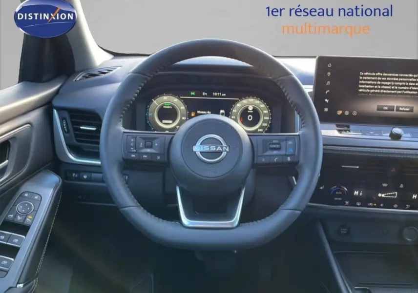 Vue intérieure frontale du volant cuir et tableau de bord numérique du Nissan Qashqai gris 2025.