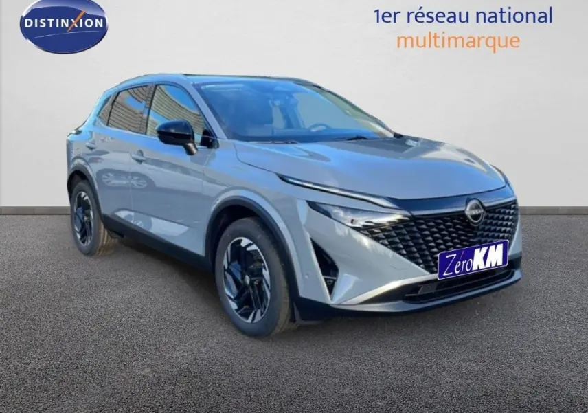 Nissan Qashqai gris 2025 en 3/4 avant droit, avec calandre noire et jantes aluminium distinctives.
