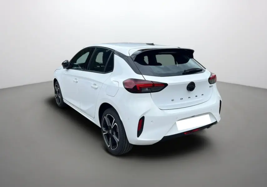 Opel Corsa Hybrid blanc kontur vue 3/4 arrière droit avec jantes alu 17 pouces et toit noir contrasté.