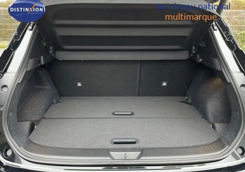 Coffre ouvert vu de l'arrière d'un Nissan Qashqai noir 2025, version 1.5 E-POWER N-Connecta, avec plancher plat.