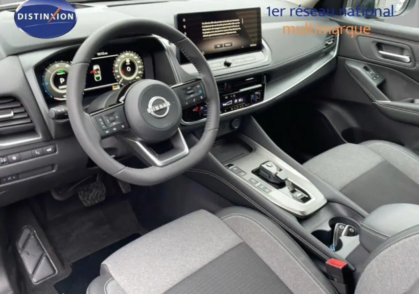 Vue intérieure du poste de conduite du Nissan Qashqai noir 2025, avec volant multifonction et écran tactile central.