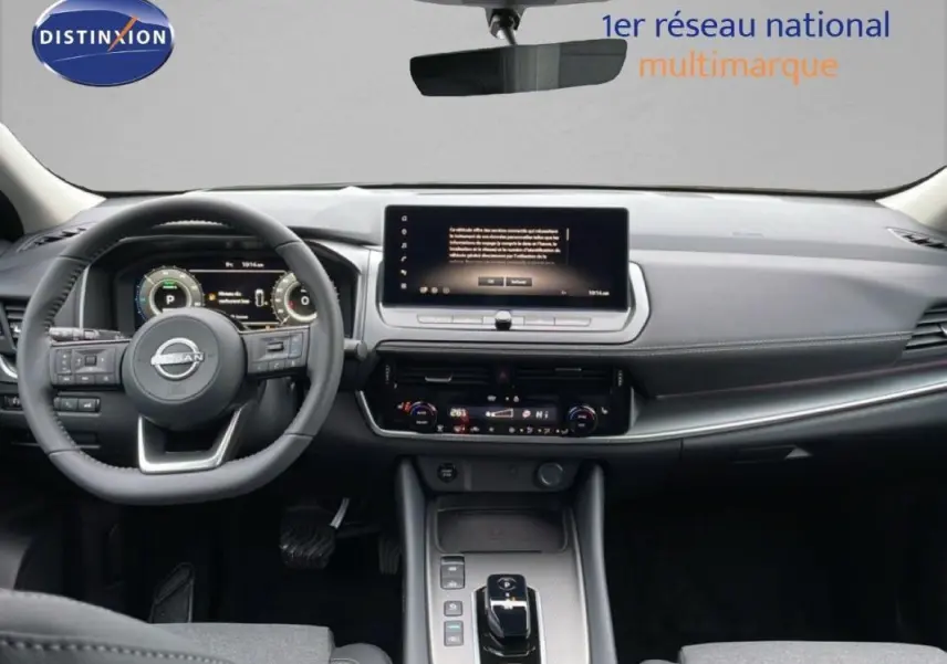 Vue intérieure avant du Nissan Qashqai 1.5 E-POWER 205CH N-CONNECTA 2025 avec tableau de bord numérique et écran tactile central.