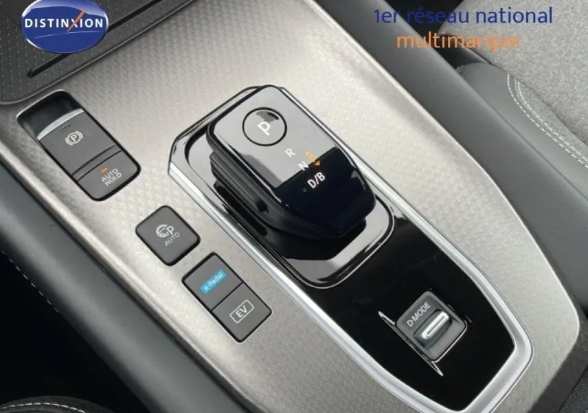 Gros plan sur la console centrale du Nissan Qashqai noir 2025, avec sélecteur de boîte auto et boutons de modes de conduite.