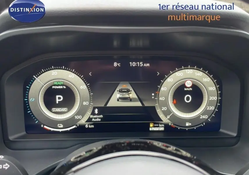 Vue rapprochée du tableau de bord numérique du Nissan Qashqai noir 2025, affichant la vitesse et l'état du véhicule.