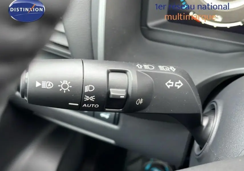 Commande des feux en gros plan à gauche du volant dans l'habitacle du Nissan Qashqai noir 2025, version N-Connecta.