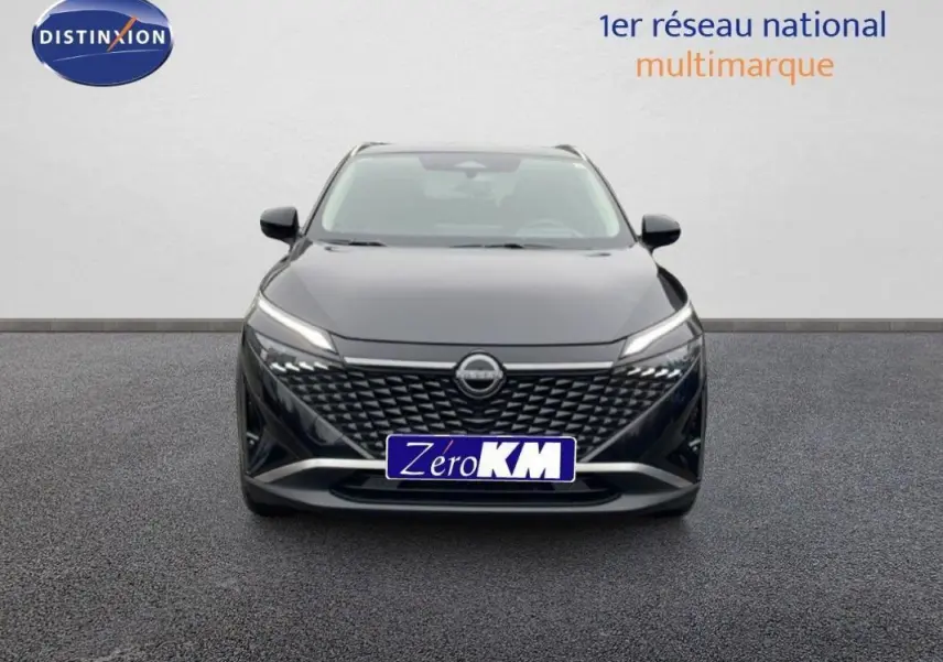 Vue frontale du Nissan Qashqai 1.5 E-POWER noir 2025 avec calandre distinctive et feux LED fins allumés.