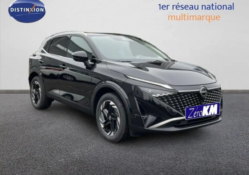 Nissan Qashqai 1.5 E-POWER noir en 3/4 avant droit, avec calandre moderne et jantes au design distinctif.