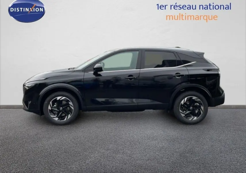 Nissan Qashqai 2025 noir en profil gauche, soulignant ses jantes noires et la ligne chromée distinctive sur la carrosserie.