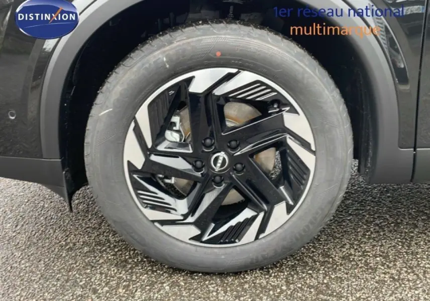 Gros plan sur la roue avant gauche noire du Nissan Qashqai 2025 avec jante alliage au design géométrique.