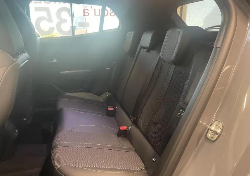 Vue intérieure côté droit sur la banquette arrière noire avec surpiqûres contrastantes du Peugeot 2008 gris.