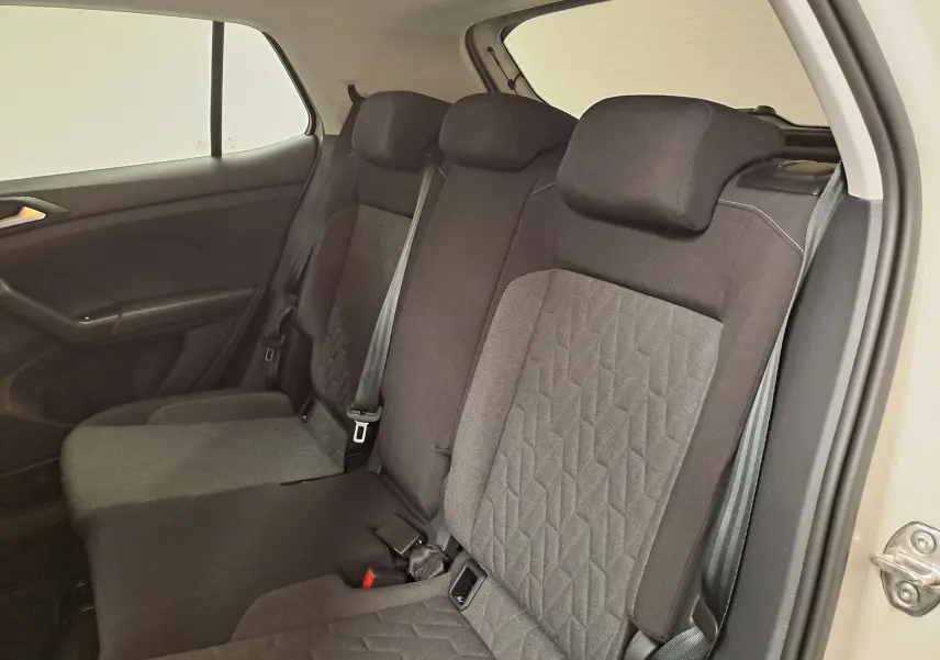 Vue intérieure des sièges arrière en tissu gris du Volkswagen T-Cross 2024, côté droit avec ceinture de sécurité visible.