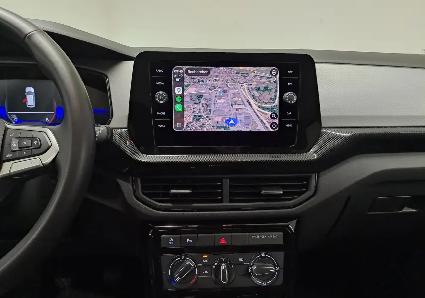 Vue intérieure du tableau de bord du Volkswagen T-Cross 2024 avec écran tactile central affichant la navigation.