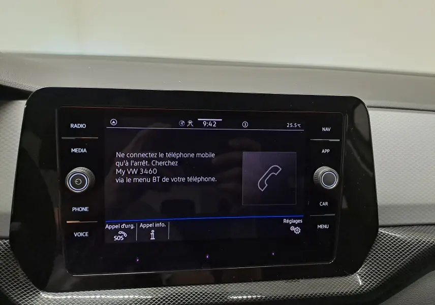 Écran tactile central du Volkswagen T-Cross 2024 affichant un message de connexion Bluetooth, entouré de boutons de commande.