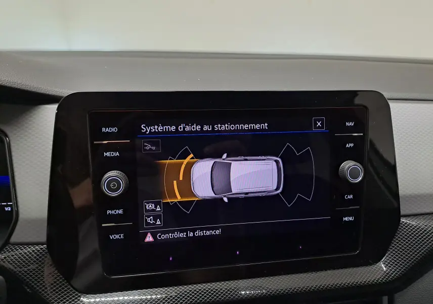 Écran tactile du système d'aide au stationnement du Volkswagen T-Cross 2024, affichant les capteurs avant et arrière.