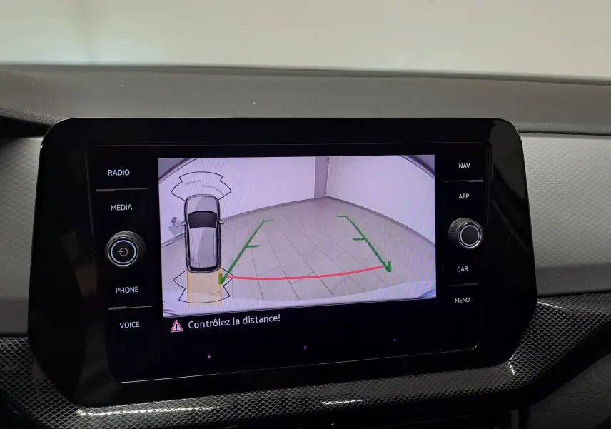 Écran multimédia du Volkswagen T-Cross 2024 montrant la caméra de recul avec guidage de trajectoire en intérieur.