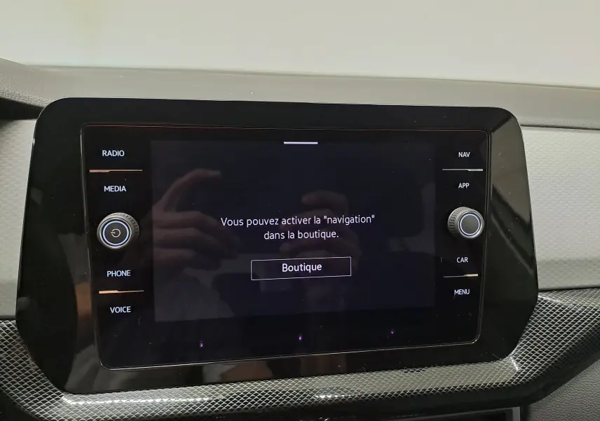 Écran tactile central du tableau de bord du Volkswagen T-Cross 2024 affichant un message d'activation de navigation.